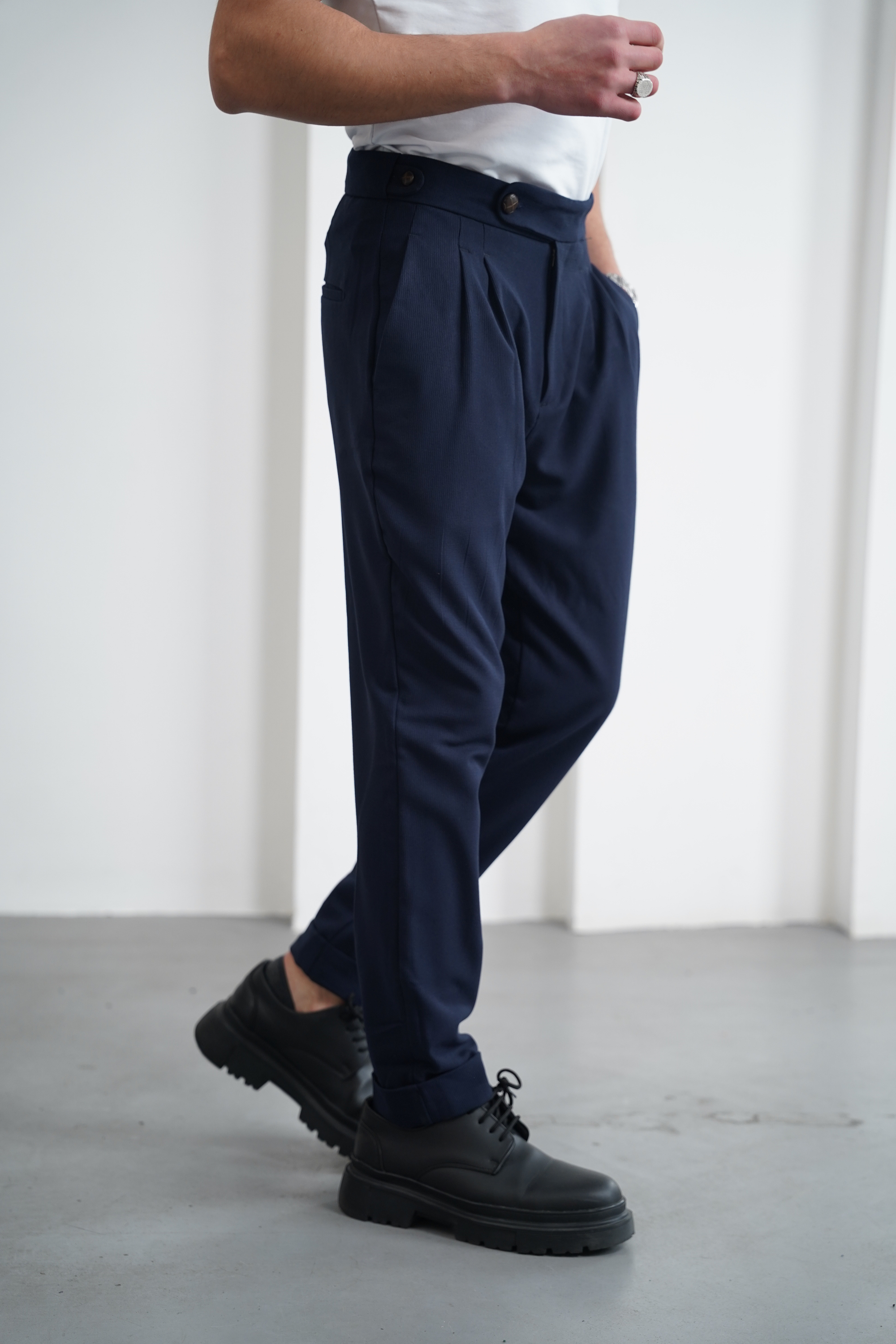 Tek Düğme Detaylı İtalyan Kesim Pileli Pantolon